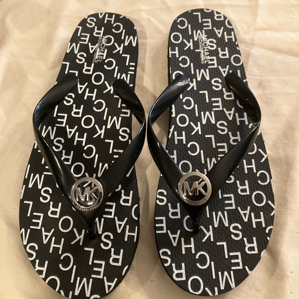 Black Michael Kors size 10 flip flop sandals